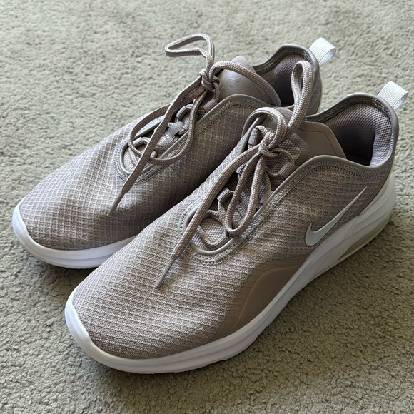 nike womens air max motion 2 grey